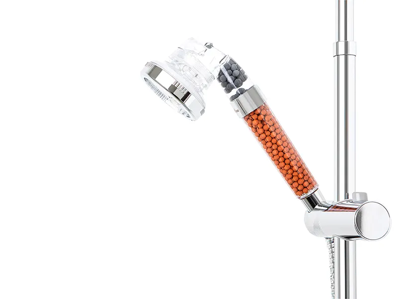 Pommeau de douche filtrant avec billes minérales sur fond blanc